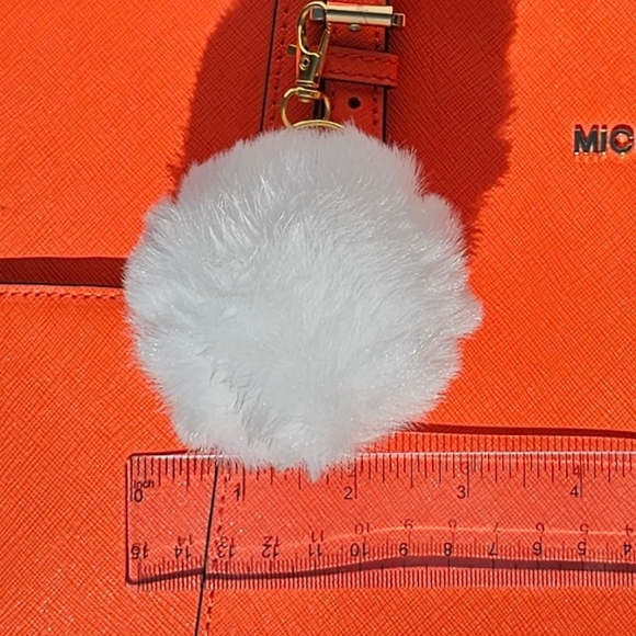 ❌️Sold❌️ Furry Puff Ball Bag Charm & Key Ring - White/Gold - Picture 4 of 4
